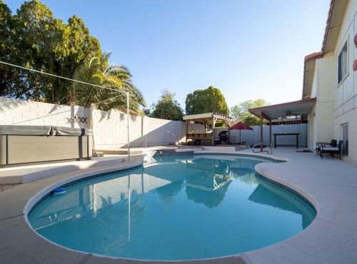 Spacious house with pool heater, hot tub, billiards in Phoenix