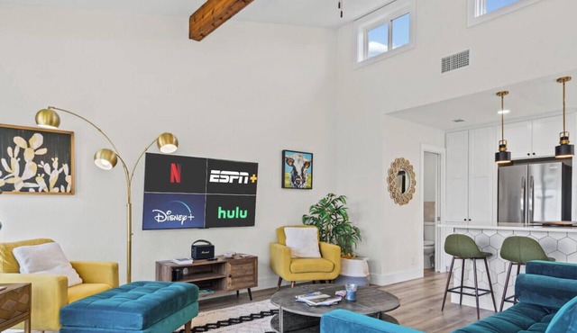Stay in Style by Lake Travis - Pet-Friendly Home Mins to Marina, Oasis & More in Austin