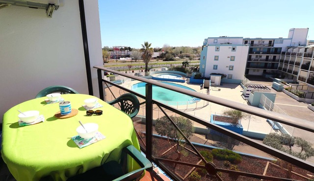 Studio cabin swimming pool parking air conditioning in LE GRAU DU ROI