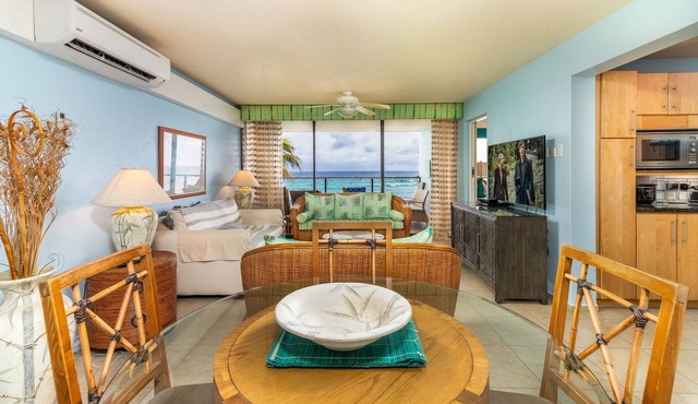 Stunning Beachfront Condo with Hypnotic Sea Views & pool. Full AC & wi-fi.