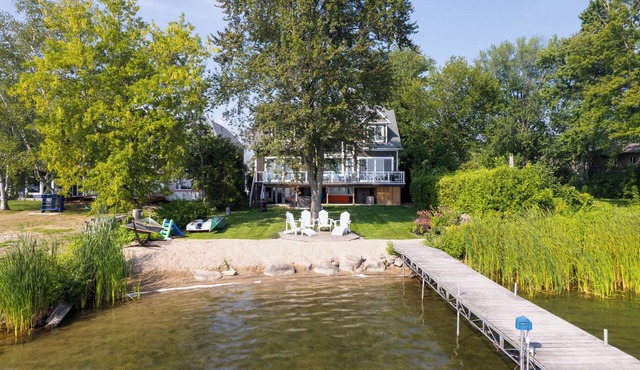 Stunning Waterfront Luxurious Lakehouse 45 mins from Toronto! Great for families in Innisfil