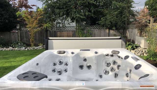 Super private self contained 1 bedroom, 1 bathroom minutes to downtown Vancouver in North Vancouver