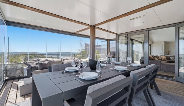 The 4 person Villa Super VIP features a luxurious and comfortably furnished interior, several terraces with conservatory and views over the water, perfect with dogs and children. in Ouddorp
