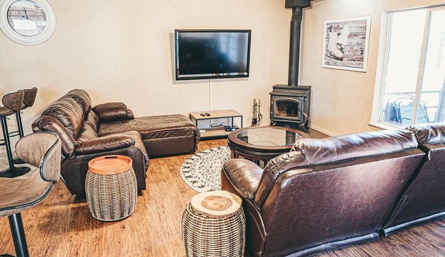 Triple Ponderosa Lodge, secluded spacious cool! in Flagstaff