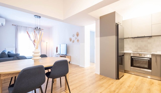 Urban Comfort 2 bdrm next to Metro in Athens