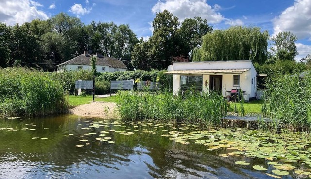Vacation accommodation by a private lake, surrounded by nature in Ketzin, not far from Berlin in Ketzin-Zachow