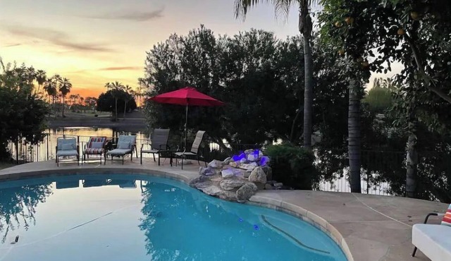 Waterfront & heated Pool Resort 18th Hole golf view, 2 king beds in Glendale