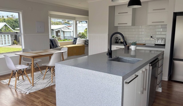Wee Blue Bach at Waihi Beach - 3 mins to the beach! in Waihi Beach