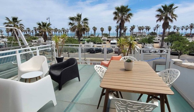 Wonderful chalet with sea views directly on Playa Malvarrosa in Valencia in Valencia