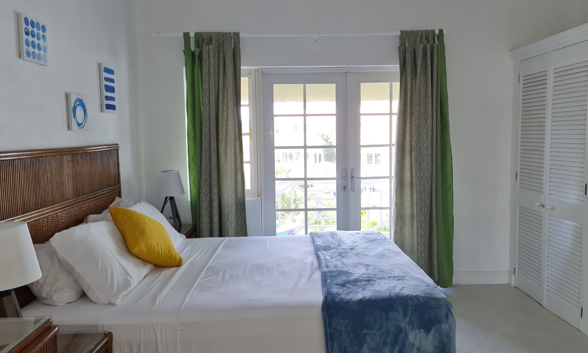 Marine Gardens Condo | Tropical Condo Overlooking Pool & Garden