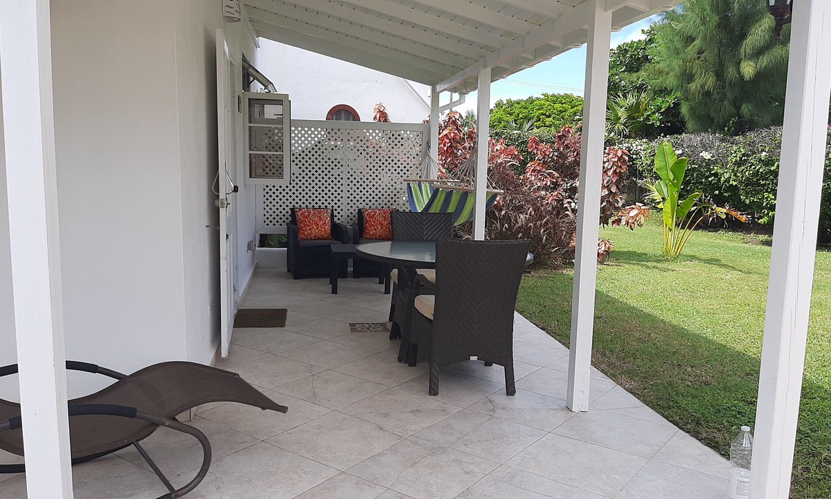 Silver Sands Apartment | Tropical Gecko Studio - Only 80 meters from the Ocean!