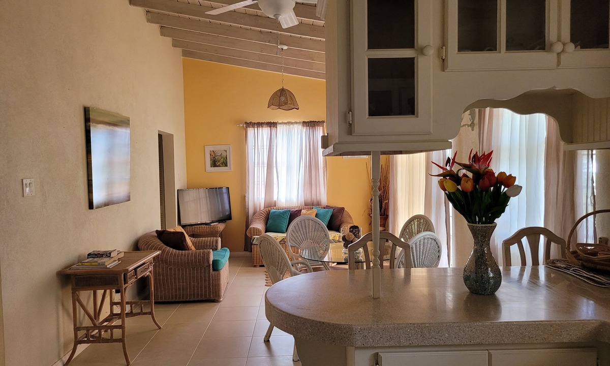 Atlantic Shores Apartment | Relaxing, Amazing beach, pool, Cheap cars, quiet area, Surfers paradise 1