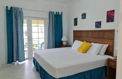 Marine Gardens Condo | Tropical Condo Overlooking Pool & Garden