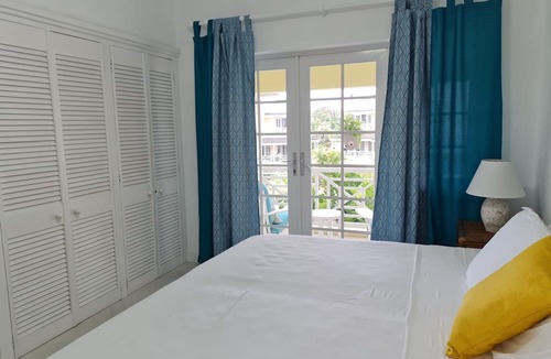 Marine Gardens Condo | Tropical Condo Overlooking Pool & Garden