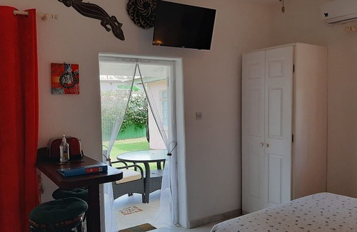 Silver Sands Apartment | Tropical Gecko Studio - Only 80 meters from the Ocean!
