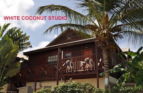 Silver Sands Apartment | White Coconut Studio at Blue Ocean Cottage in Silver Sands
