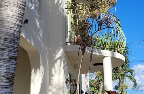 Atlantic Shores Apartment | Relaxing, Amazing beach, pool, Cheap cars, quiet area, Surfers paradise 1