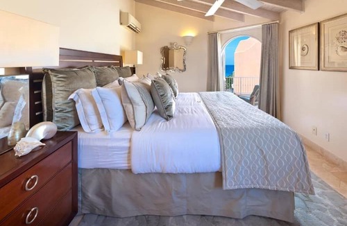 Little Battaleys House | 2300 sq. ft. One-Bedroom Luxury Beachfront Suite on the West Coast