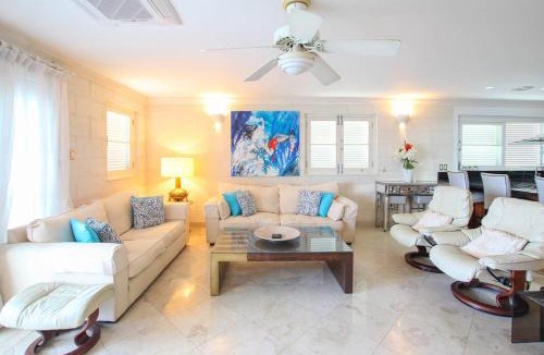 Old Trees Bay Apartment | Stunning Beachfront Condo on Paynes Bay