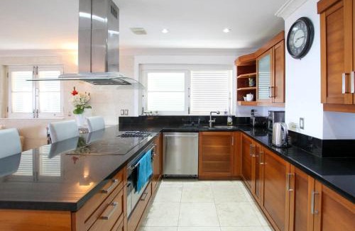 Old Trees Bay Apartment | Stunning Beachfront Condo on Paynes Bay