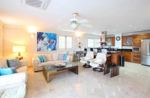Old Trees Bay Apartment | Stunning Beachfront Condo on Paynes Bay
