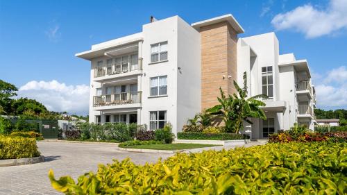 Little Battaleys Apartment | Across from beach with resort pool - Coral Beach 202