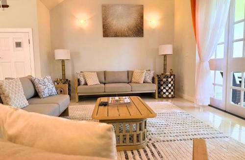 Porters House | Refreshing 2bed Townhome walking distance to beach