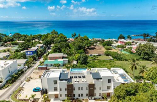 Gibbes House | Wooden Tone LUX 2BR Walk to Beach Sky Pool Deck