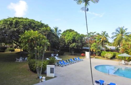 Sunset Crest Apartment | Cosy apartment with pool and garden view