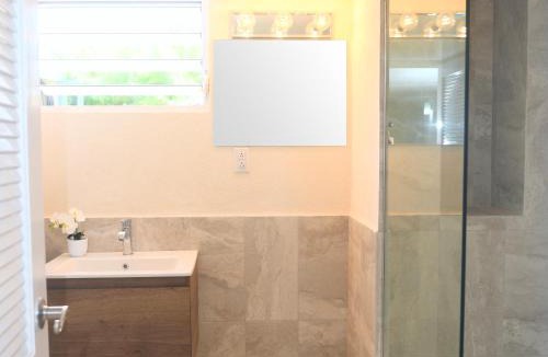 Atlantic Shores Apartment | Moonlight Bay Atlantic Shores 2-min walk to surfers Freights Bay