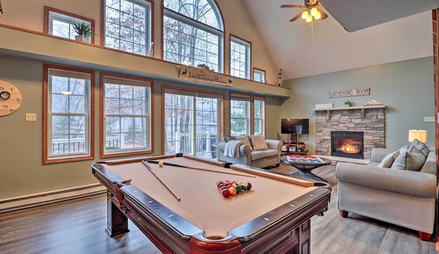Pocono Hot Tub Chalet Lake Access Sleeps 10 in Albrightsville