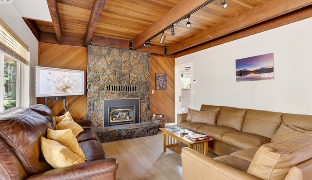 Walk to the Village, Hot Tub, SHARC pass, AC, Games, Bikes, Grill, Pet-Friendly in Sunriver