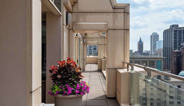 Elegant 2BR with Resort Amenities & City Views in Chicago
