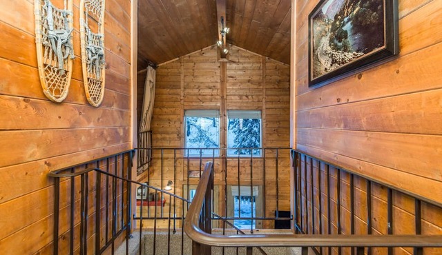 ON THE STREAM- SHORT WALK TO RESORT, HOT TUB, WOOD FIREPLACE. COZY HIDEAWAY in Sundance