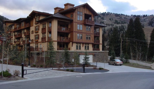 Ski-In/Ski-Out Mountain View Condo with Vaulted Ceilings in Solitude
