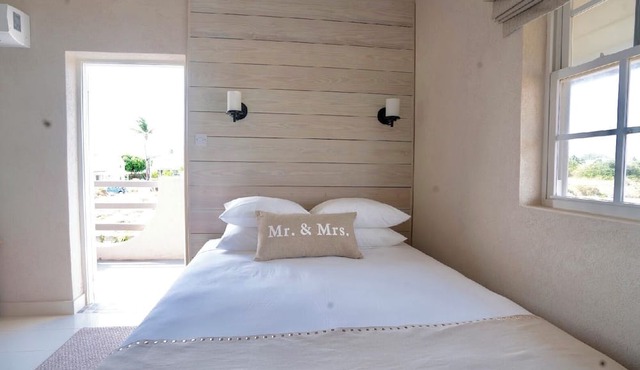 Ocean facing spacious One Bedroom Apt two minutes walk to the beach