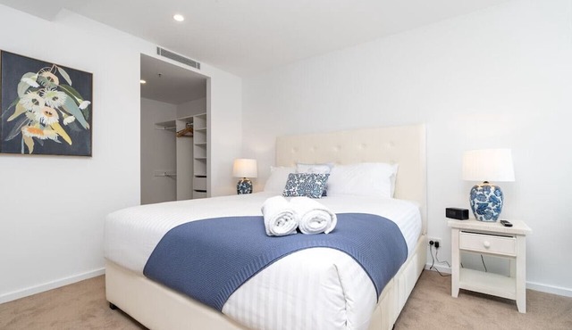 Lovely 2BR Apartment w/free parking on premises in Canberra
