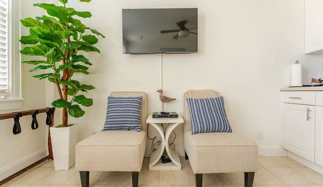 Palm Beach Island Pool Studio 3 Blocks to Beach! in Palm Beach