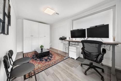 4-Bed Family Home with Spacious Backyard and BBQ in Lyons